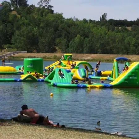 Zecamping 3 Dog Friendly Avec Piscine Au Bord Du De La Thesauque Nailloux