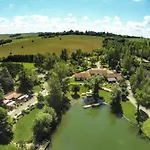 Zecamping 3 Dog Friendly Avec Piscine Au Bord Du De La Thesauque Nailloux