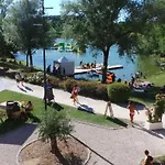 Zecamping 3 Dog Friendly Avec Piscine Au Bord Du De La Thesauque Dağ evi