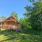 Zecamping 3 Dog Friendly Avec Piscine Au Bord Du De La Thesauque * Nailloux