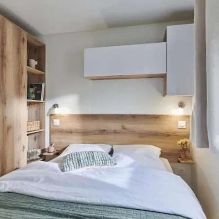 Chalet ZEcamping 3 dog friendly avec piscine au bord du lac de la Thésauque